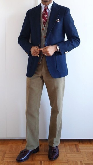 Un blazer à porter avec un pull en v sans manches gris