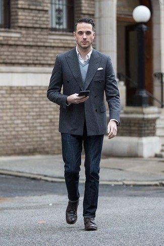 Un blazer à porter avec un pull en v sans manches gris