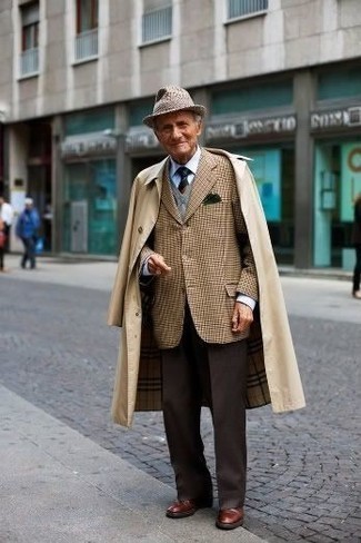 Un blazer à porter avec un pull en v sans manches gris