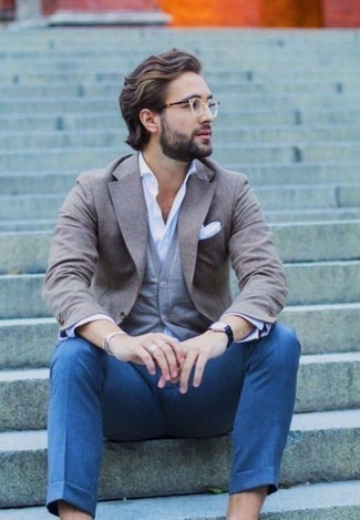 Un blazer à porter avec un pull en v sans manches gris
