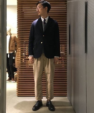 Un blazer à porter avec un pull en v sans manches gris