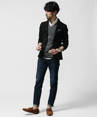 Un blazer à porter avec un pull en v sans manches gris