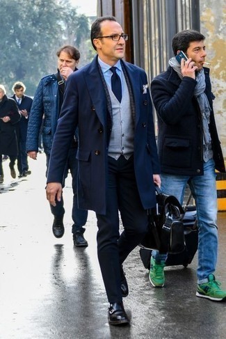 Un blazer à porter avec un pull en v sans manches gris