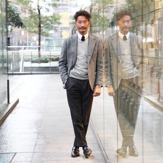 Un blazer à porter avec un pull en v sans manches gris