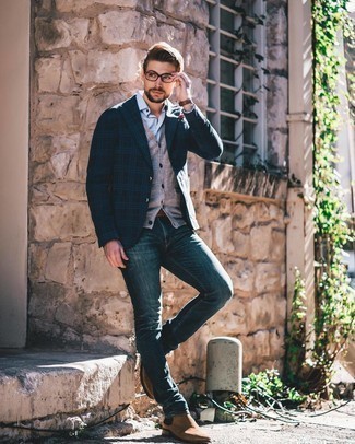 Un blazer à porter avec un pull en v sans manches gris