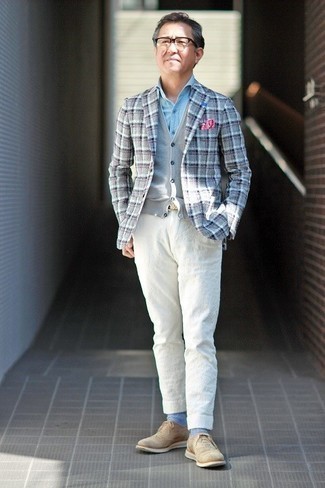Un blazer à porter avec un pull en v sans manches gris après 50 ans