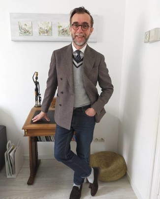 Un blazer à porter avec un pull en v sans manches gris