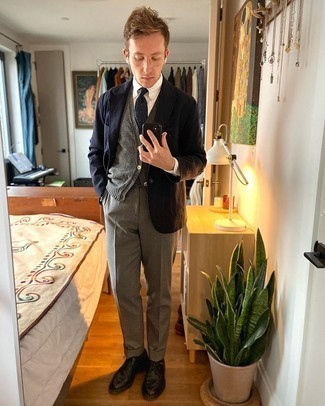 Un blazer à porter avec un pull en v sans manches gris
