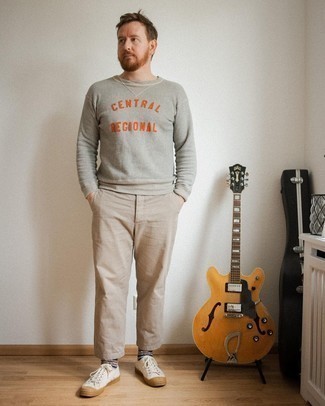 Comment porter un sweat-shirt gris