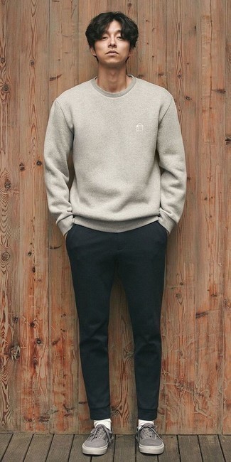 Comment porter un sweat-shirt gris au printemps