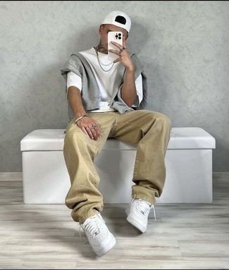 Comment porter un sweat-shirt gris