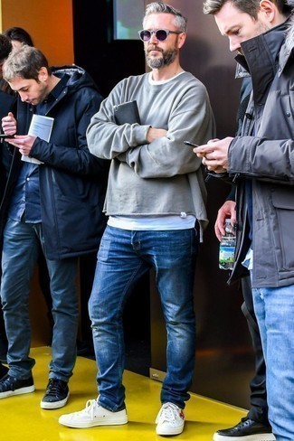 Comment porter un sweat-shirt gris