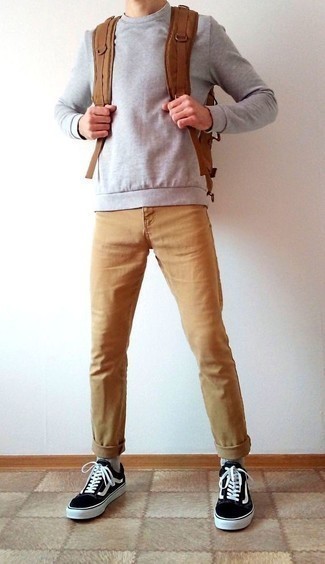 Comment porter un sweat-shirt gris