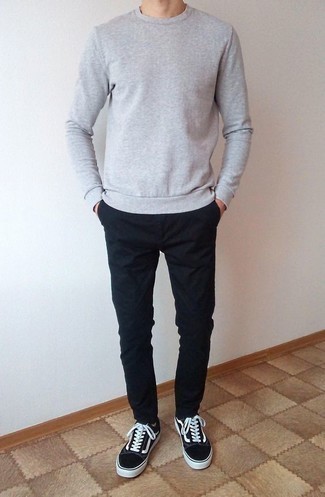 Comment porter un sweat-shirt gris