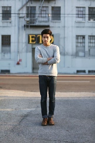 Comment porter un sweat-shirt gris