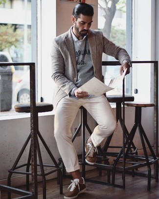 Comment porter un sweat-shirt gris