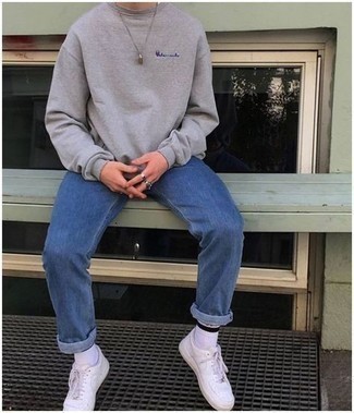 Comment porter un sweat-shirt gris au printemps
