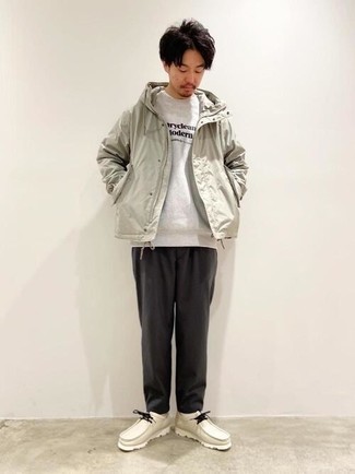 Comment porter un sweat-shirt gris