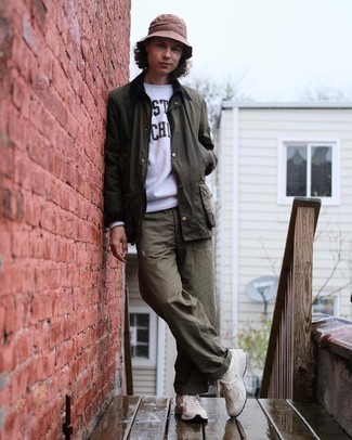 Comment porter un sweat-shirt gris