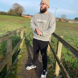 Comment porter un sweat-shirt gris