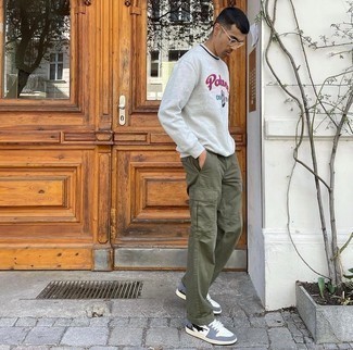 Comment porter un sweat-shirt gris