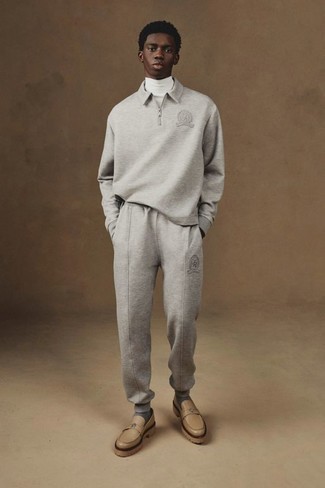 Comment porter un survêtement gris