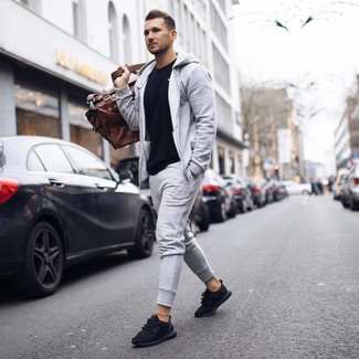 Comment porter un survêtement gris