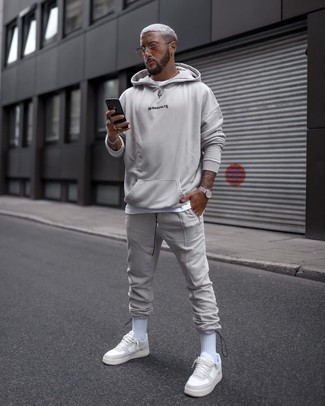 Comment porter un survêtement gris