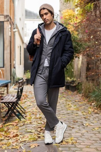 Comment porter un survêtement gris