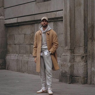 Comment porter un survêtement gris