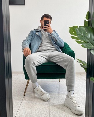 Comment porter un survêtement gris