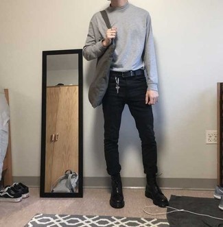 Comment porter un pull à col roulé gris avec des bottes de travail en cuir noires