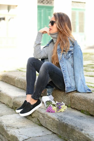 Comment porter un pull à col roulé gris avec des baskets basses en daim noires