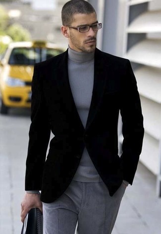 Un blazer à porter avec un pull à col roulé gris
