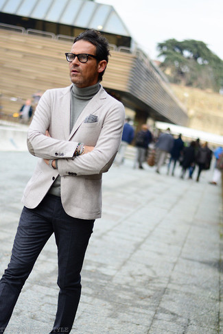 Un blazer à porter avec un pull à col roulé gris
