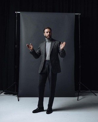 Un blazer à porter avec un pull à col roulé gris