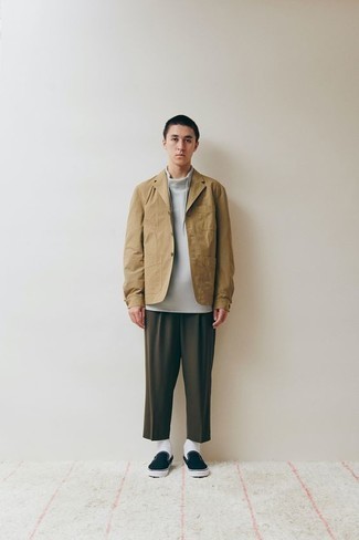 Un blazer à porter avec un pull à col roulé gris au printemps