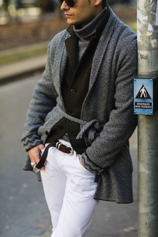 Un blazer à porter avec un pull à col roulé gris