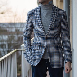 Un blazer à porter avec un pull à col roulé gris