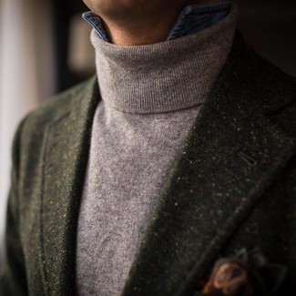 Un blazer à porter avec un pull à col roulé gris
