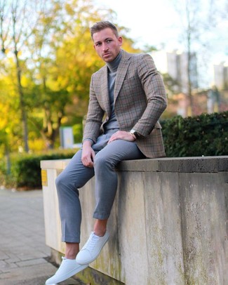 Un blazer à porter avec un pull à col roulé gris