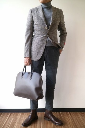 Un blazer à porter avec un pull à col roulé gris
