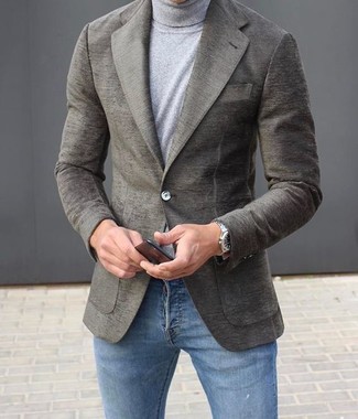 Un blazer à porter avec un pull à col roulé gris