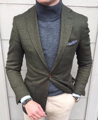 Un blazer à porter avec un pull à col roulé gris