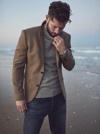 Un blazer à porter avec un pull à col roulé gris
