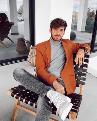 Un blazer à porter avec un pull à col roulé gris au printemps