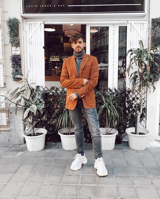 Un blazer à porter avec un pull à col roulé gris au printemps
