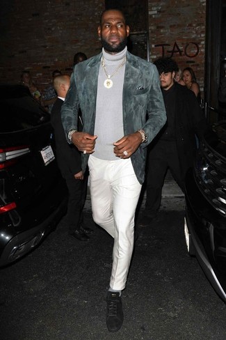 Un blazer à porter avec un pull à col roulé gris au printemps