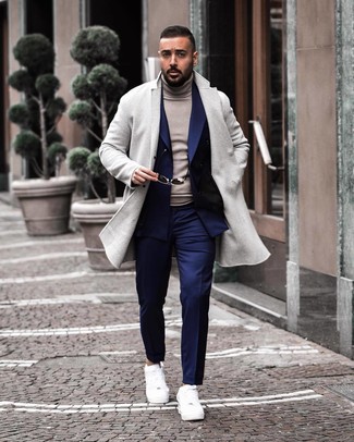 Un blazer à porter avec un pull à col roulé gris