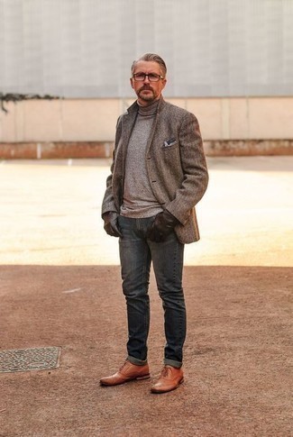 Un blazer à porter avec un pull à col roulé gris